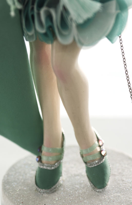 Фигурка сувенирная керамическая «Кукла в зеленом бархате», 34*10 см