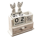 Благотворительный деревянный настольный календарь «Вечный», 22×18×6 см, «Пара кошек» (англ.яз.: месяцы)