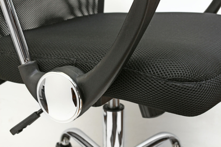 Кресло офисное Calviano Xenos II для руководителя, обивка — черная сетка