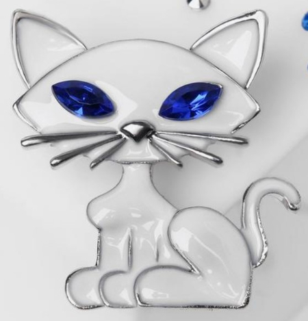 Брошь «Кошечка» хитрая, 3*3,5 см, бело-голубая в серебре