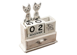 Благотворительный деревянный настольный календарь «Вечный», 22×18×6 см, «Пара кошек» (англ.яз.: месяцы) Благотворительный деревянный настольный календарь «Вечный», 22×18×6 см, «Пара кошек» (англ.яз.: месяцы)