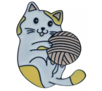 Значок с эмалью Sima-Land, 3 см, «Котёнок с клубочком», цветной в чёрном металле