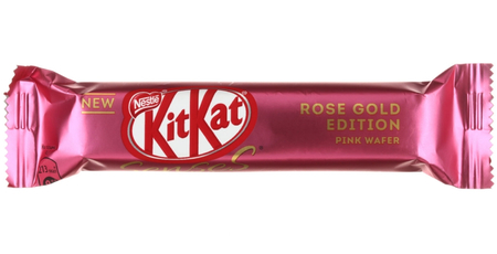 Батончик шоколадный KitKat, 40 г, Senses, белый шоколад со вкусом клубники и молочный шоколад с хрустящей вафлей
