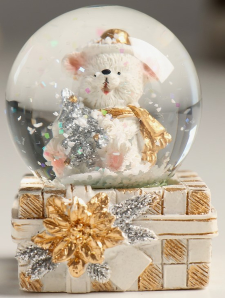 Сувенир полистоун «Белый миша с ёлочкой в подарке» (водяной шар), 4,5*4,5*6,5 см, золотисто-серебристый