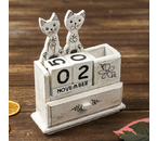 Благотворительный деревянный настольный календарь «Вечный», 22×18×6 см, «Пара кошек» (англ.яз.: месяцы) Благотворительный деревянный настольный календарь «Вечный», 22×18×6 см, «Пара кошек» (англ.яз.: месяцы)