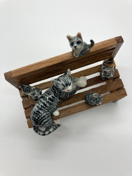 Фигурка фарфоровая №13, «Кошка с котятами серые на скамейке» Фигурка фарфоровая №13, «Кошка с котятами серые на скамейке»