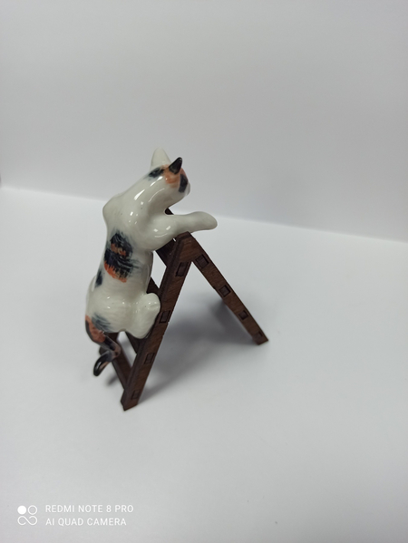 Фигурка фарфоровая №03, «Кот пятнистый на лестнице» Фигурка фарфоровая №03, «Кот пятнистый на лестнице»