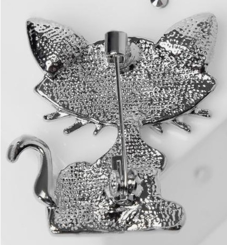 Брошь «Кошечка» хитрая, 3*3,5 см, бело-голубая в серебре Брошь «Кошечка» хитрая, 3*3,5 см, бело-голубая в серебре